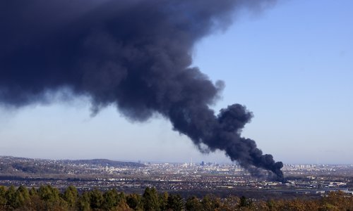 Oblak dima iz Sv. Nedelje nadvio Zagreb, vatrogasci i robot se satima bore s požarom