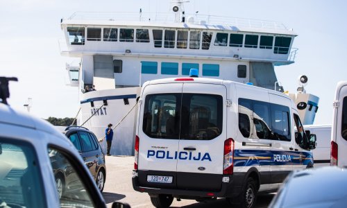 Maloljetnici na Braču ukrali i skršili bus: Uhićeni pri pokušaju bijega trajektom