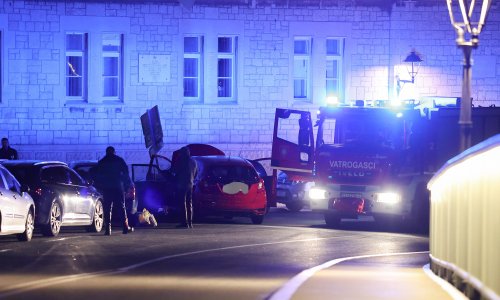 Vozač (71) preminuo usred vožnje, izletio s ceste i pogodio više automobila