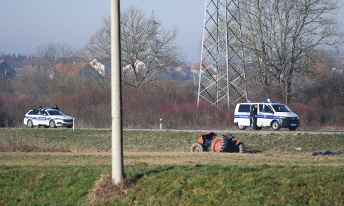 Muškarac poginuo u prevrtanju traktora, kotačima prešao uzbrdicu