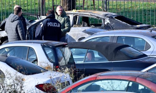 Dva auta se zapalila na zagrebačkom Trnju, policija uhitila osumnjičenog