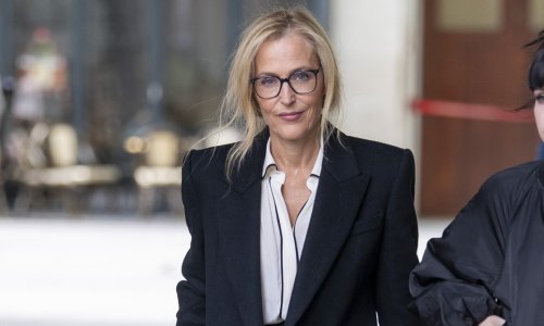 Kaput koji nosi legendarna Scully klasik je nad klasicima, a tek te sandale...