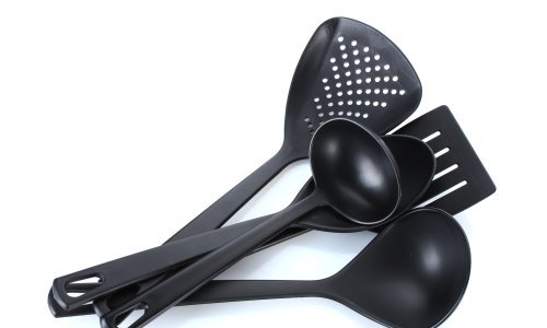 Kuhate s crnim plastičnim kuhinjskim priborom? Stručnjaci otkrivaju kad riskirate zdravlje