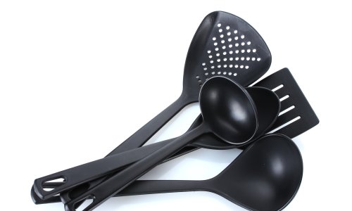 Kuhate s crnim plastičnim kuhinjskim priborom? Stručnjaci otkrivaju kad riskirate zdravlje