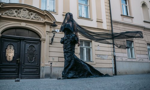 Jeste li primijetili ženu u crnoj vjenčanici na ulicama Zagreba?