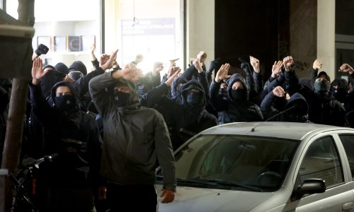 Ljudi u crnom ispred srpskog centra u Zagrebu: Pupovac i Korlaet bili unutra