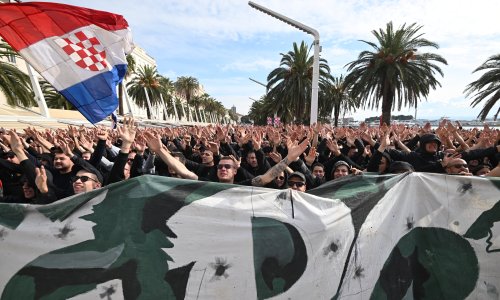 Gomila policije, 'svetosavska ideologija' i 'Tito vampir': Koliko ljudi je bilo u Splitu i kakve su poruke poslali?