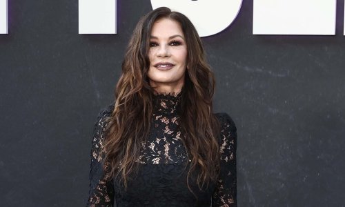 Catherine Zeta-Jones odvažila se na minicu i izazvala nevjericu