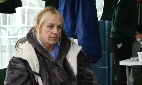 Pored majke koja štrajka glađu u Beogradu bačen topovski udar