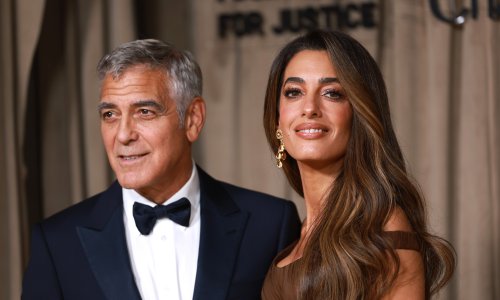 Amal Clooney oduševila novom bojom kose, ali i vatrenim stajlingom