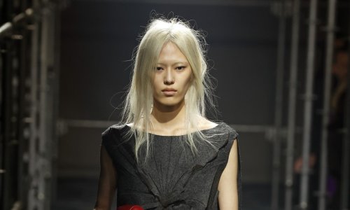 Nesavršena, a tako poželjna: Kako je Prada stvorila haljinu sezone