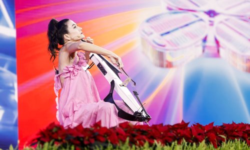 Nakon što je zasvirala s robotima, Ana Rucner putuje u Indiju na koncert koji će ući u povijest