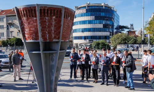 Splitski župan s učenicima zapalio svijeće ispred makete Vukovarskog tornja