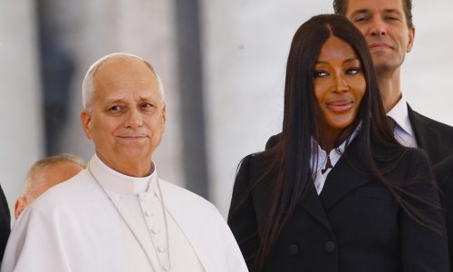 Oličenje elegancije: Naomi Campbell zadivila izdanjem na susretu s Papom