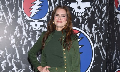 Čizme koje noge čine vitkijima osvojile su slavnu brinetu, a zna i kako ih nositi