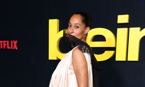 Dramatična bluza u prvom planu: Jedna od najbolje odjevenih žena ovim je izdanjem ukrala show