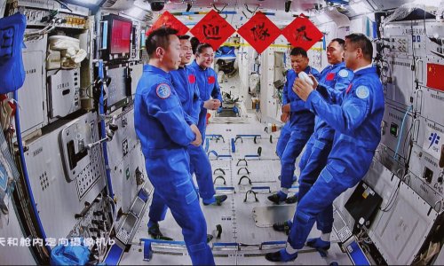 Kineski astronauti vratili su se na Zemlju nakon odgode zbog oštećenja letjelice