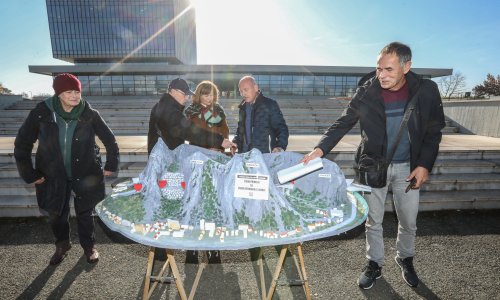 Performans ispred ministarstva zbog prometnog projekta u Omišu: 'Bi li Dubrovčani pustili bušenje Straduna?'