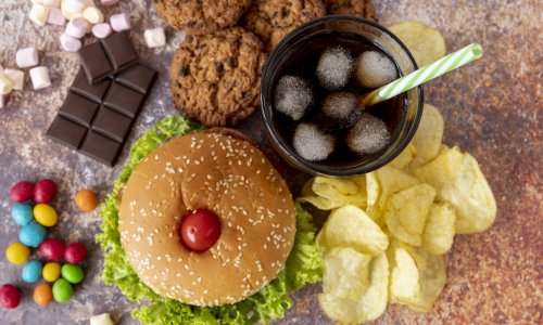 Nova analiza pokazala: Ultra-prerađena hrana mogla bi igrati ulogu u rastu slučajeva raka crijeva kod mlađih odraslih osoba