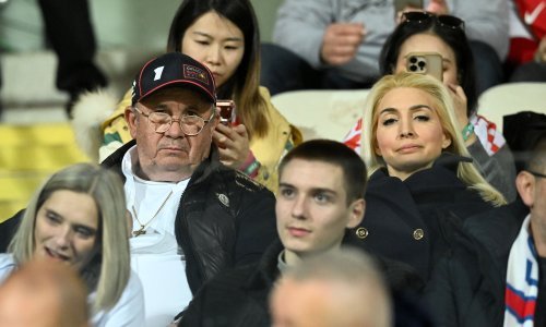 Poznata lica na tribinama: Fani Kerum u hit kaputu, Željko se nije toliko 'skockao'