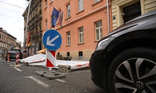 Pala fasada kod Britanca, u Gajevoj ulici ograda pala na automobil