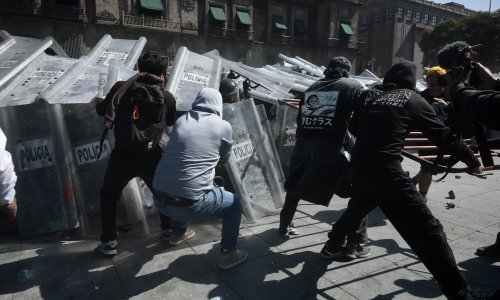 FOTO Mladi se pobunili zbog kriminala, u sukobu ozlijeđeno 100 policajaca, više uhićenih