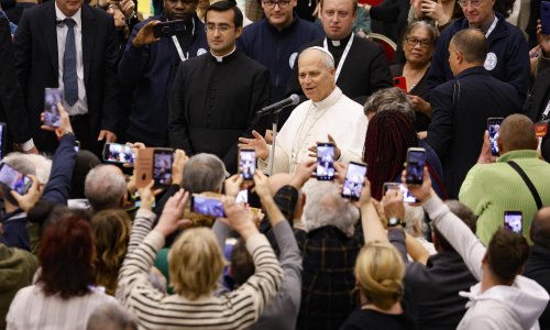 FOTO Ove fotografije pape danas su obišle cijeli svijet. Jedan detalj teško je ne primijetiti