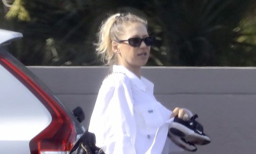 Do poroda je ostalo još malo: Ana Kurnjikova snimljena u izlasku sa sinom