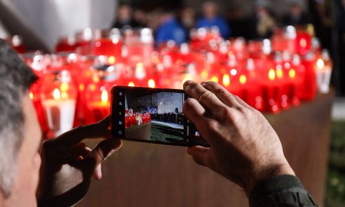 Molitva i svijeće u dvorištu vukovarske bolnice za žrtve agresije 1991.