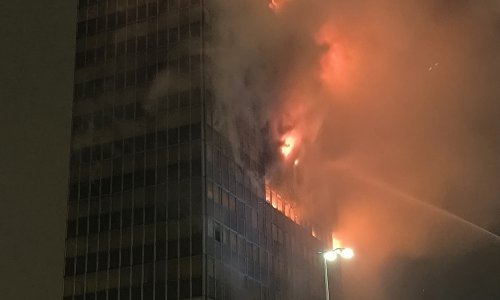 Zagrebački vatrogasci: Požar u Vjesnikovu neboderu agresivno se širi