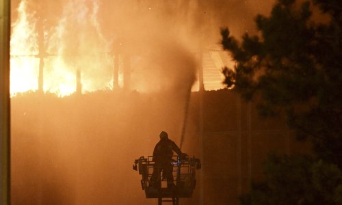 Zagrebački vatrogasci: Požar u Vjesnikovu neboderu agresivno se širi