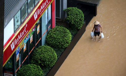 Poplave u Vijetnamu ubile barem 15 ljudi, kamiondžiju bujica odnijela pri prelasku brane