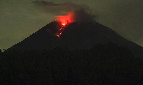 Više od 900 osoba evakuirano nakon erupcije vulkana Semeru u Indoneziji