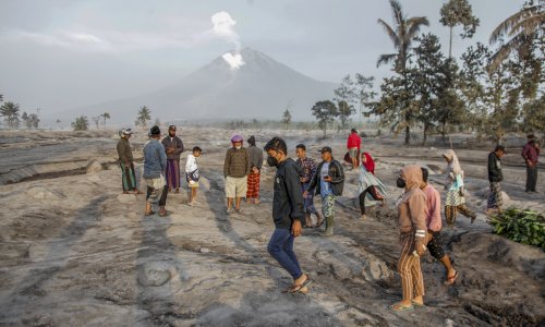 Više od 900 osoba evakuirano nakon erupcije vulkana Semeru u Indoneziji