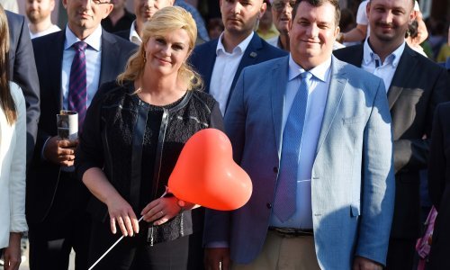 Zašto je predsjednica u silaznoj putanji? 'Provodi holivudsku demokraciju'