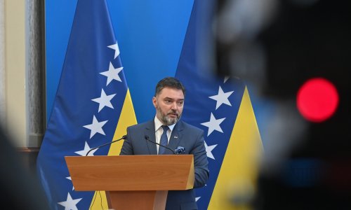 Zapad bijesan na Dodikova ministra: Schmidtu poslao nacističku kacigu i nazvao ga 'okupatorom'