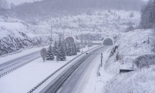 Snijeg i olujni vjetar rade kaos u prometu: HAK upozorio na odrone