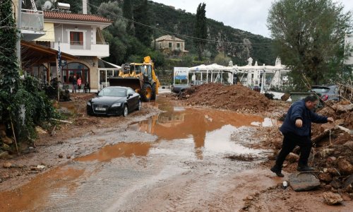 Poplave zadesile sjeverozapad Grčke, blokirane su ceste i zatvorene škole
