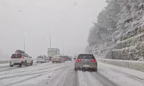 VIDEO Snijeg stvorio kaos na cestama u Dalmaciji: Godišnje okupljanje ljubitelja ljetnih guma