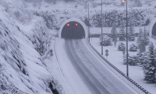 Pao snijeg u Lici: Zabrane prometa na dijelu cesta, ponegdje prijeti i jak vjetar