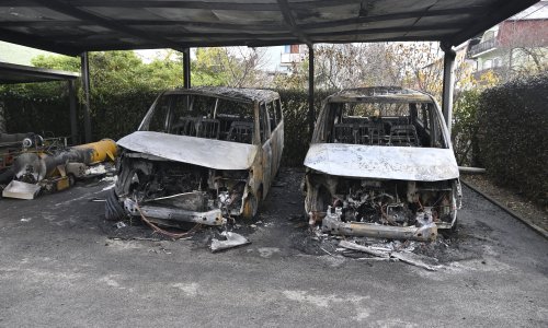 Buktinja u sitne noćne sate: Požar progutao dva kombija u Dubravi