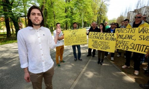Živi zid pred Vrapčem:  'Prisilno zatvaraju zdrave ljude'