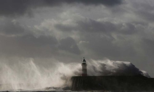 Oluja u Francuskoj odnijela dva života, 600.000 kućanstava bez struje