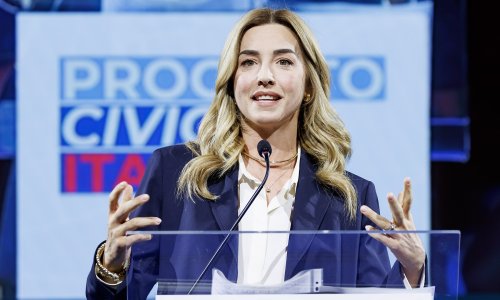 Silvia Salis, nekdanja metalca kladiva, kot vzhajajoča zvezda italijanske levice izziva Melonijevo