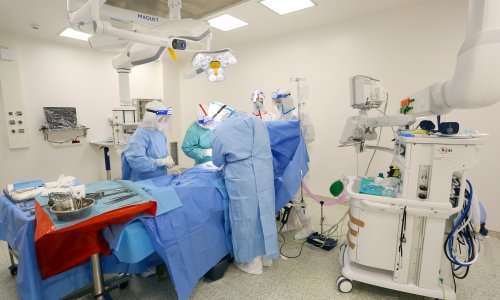 Spektakularan uspjeh hrvatskih liječnika. Na Rebru bebi s vrata odstranili tumor veličine glave