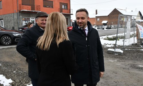 Ministar Piletić obišao gradilište Centra za starije u Jakšiću