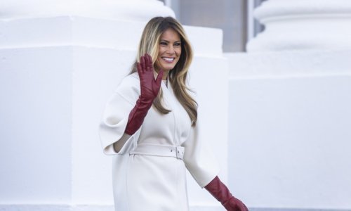 Melania Trump otvorila sezonu blagdanskih outfita: Bijeli kaput, bordo rukavice, a tek cipele...