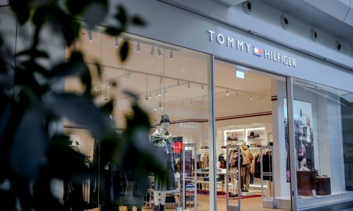 Tommy Hilfiger otvorio vrata novouređene trgovine u Arena Centru: Klasičan američki stil uz moderan dizajn prostora