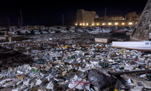 Dubrovnik zatrpan smećem: Jugo nanijelo plastiku i drugi otpad iz Albanije