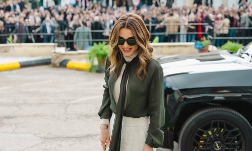 Lijepa kraljica sve je iznenadila: Ne, ovo nije suknja već najudobnije i najlaskavije hlače